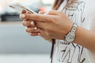 Mujer mirando su celular — Unspash.com