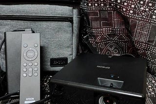 [心得] EPSON EF11 輕巧易攜 3LCD投影機 一周間試用體驗