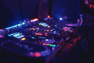 15 programas gratuitos con IA para producir, mezclar o sintetizar música hardtechno o industrial…