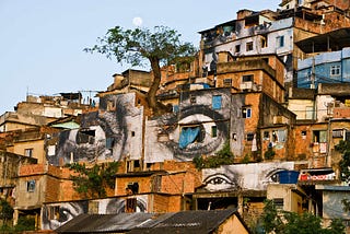28 Millimètres, Women Are Heroes, Action dans la Favela Morro da Providencia, Arbre, Lune, HORIZONTALE, Rio de Janeiro, 2008