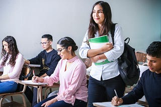 Mengapa Guru Tetap Penting dalam Pembelajaran Siswa