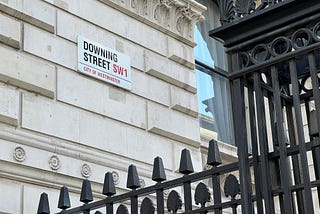 Beyond the Podium: An Intimate Glimpse into Keir Starmer’s Private №10