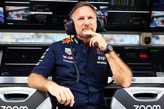 Red Bull Takım Patronu Christian Horner, 4 Mart 2023'teki Bahreyn Grand Prix'sini izliyor.