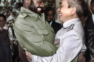 Samora Machel — 1st President of Mozambique embracing General Võ Nguyên Giáp of Vietnam