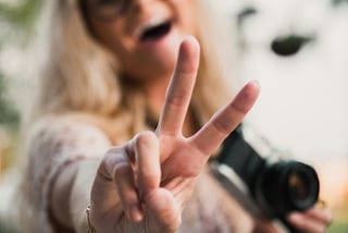 PEACE SIGN SELFIES EXPOSE FINGERPRINTS TO AI CRIMINALS. HERE IS HOW