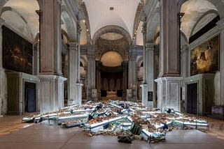 藝術家佩得羅·加布里塔·萊斯（Pedro Cabrita Reis）於威尼斯聖凡廷教堂個展「Field（田野）」