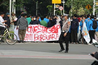 Kelindan Perusuh dalam Demonstran dengan Kebebalan Pemerintah
