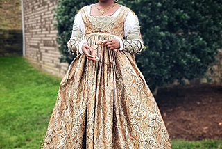 Keisha Medrano in an 1490s Italian Renaissance costume. Retrieved from: https://www.instagram.com/skmedrano/