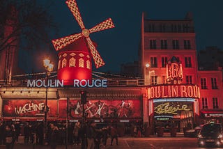 Moulin Rouge et Bleue: Color Tone and Use in Baz Luhrmann’s Classic