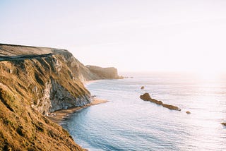 Naquela tarde tranquila à beira-mar, fui conquistado pela beleza do oceano, com suas ondas dançando…