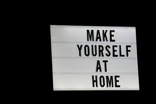 A board with the note ”Make Yourself at home”