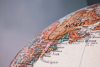 North America detail shown on a German-language globe.