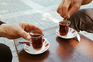 Gerçek bir dostla içilen çay