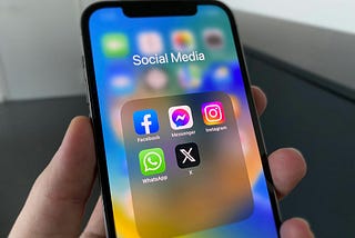 iPhone displays Social Media App-Icons