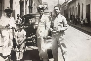 Oficial de la FAV Alfredo Izarra Avendaño frente a la casa paterna en Lagunillas de Mérida