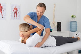 Chiropractor vs. Physiotherapist in Noida: Which is Right for You?