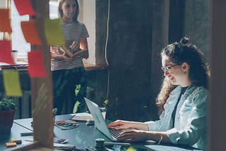 10 Professional Etiquette Habits That Still Matter in a Digital World