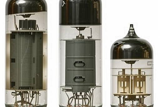 El mundo camina sobre las 3 patas de un transistor