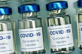 A visual comparison of COVID-19 Case Numbers and Vaccine Propagation in the US