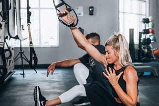 Woman doing one arm pulldowns.