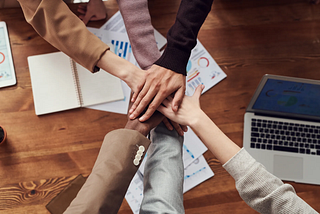 É melhor criar um time de marketing interno ou contratar uma agência?