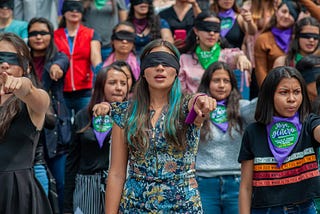 Tras la guerra y la violencia, Colombia reclama derechos e igualdad