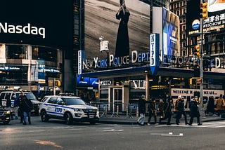 Що таке Американська фондова біржа — NASDAQ, як розпочати торгувати та інвестувати в акції NASDAQ? У США є три основні біржі. NASDAQ — одна з них. Ця біржа є другою найбільшою біржею у світі після Нью-Йоркської фондової біржі (NYSE) з ринкової капіталізації компаній, які торгують у ньому. Також біржа NASDAQ має найвищий обсяг електронних торгів порівняно з іншими біржами світу.