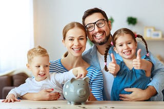 FIVE EASY WAYS TO MANAGE FINANCES WITH YOUR FAMILY, BECAUSE TEAMWORK MAKES THE GREEN WORK 💲.