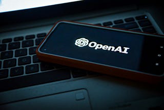 OpenAI está comenzando a centrar su atención en la “superinteligencia”
