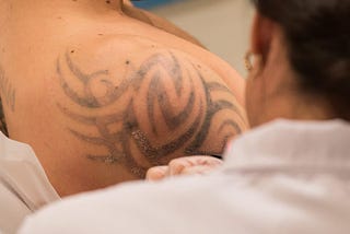 Pse njerëzit bëjnë tatuazhe dhe pastaj vendosin t’i heqin ato?