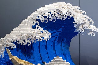 A Grande Onda de Kanagawa reproduzida por peças de Lego