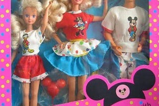 barbie-friends-gift-set-dressin-up-with-mickey-minnie-donald-1
