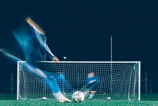 After the soccer training we always take some free kicks and penalties. Due to the slower shutter speed you can see that the keeper dives too early to the corner;)