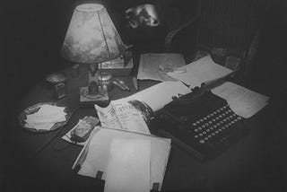 Akseli Gallen-Kallelas desk arranged by his son Jorma after his death Jorman asettelema Akseli Gallen-Kallelan työpöytä kuoleman jälkeen Kuvassa työpöytä jonka ääressä taiteilija valmisteli puhetta Kööpenhaminaan lastensa avustuksella. Kööpenhaminassa Akseli piti puheen Tanskalais-suomalaisen yhdistyksen juhlassa. Akseli Gallen-Kallela kuoli 7.3.1931 paluumatkalla kyseiseltä esitelmämatkalta keuhkokuumeeseen Tukholmassa.