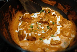 A dish with curry to illustrate Javascript Currying