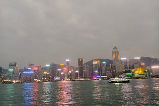 这回到香港会觉得吃饭便宜，一路用VCard的U卡直接花USDT，港币账单换算成美元就跟不要钱似的