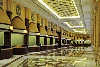 Na China há um “estábulo” com mármore no chão, ouro no teto e lustres luxuosos