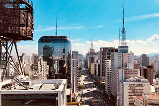Vista da Avenida Paulista do alto de um edifício