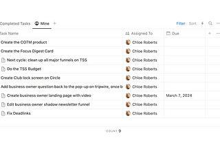 Imagen de la interfaz de Notion mostrando cómo se adapta para mostrar u ocultar funciones según el contexto, manteniendo una apariencia limpia y relevante