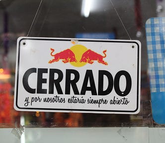 A sign with the word “CERRADO y por nosotros estaría siempre abierto”