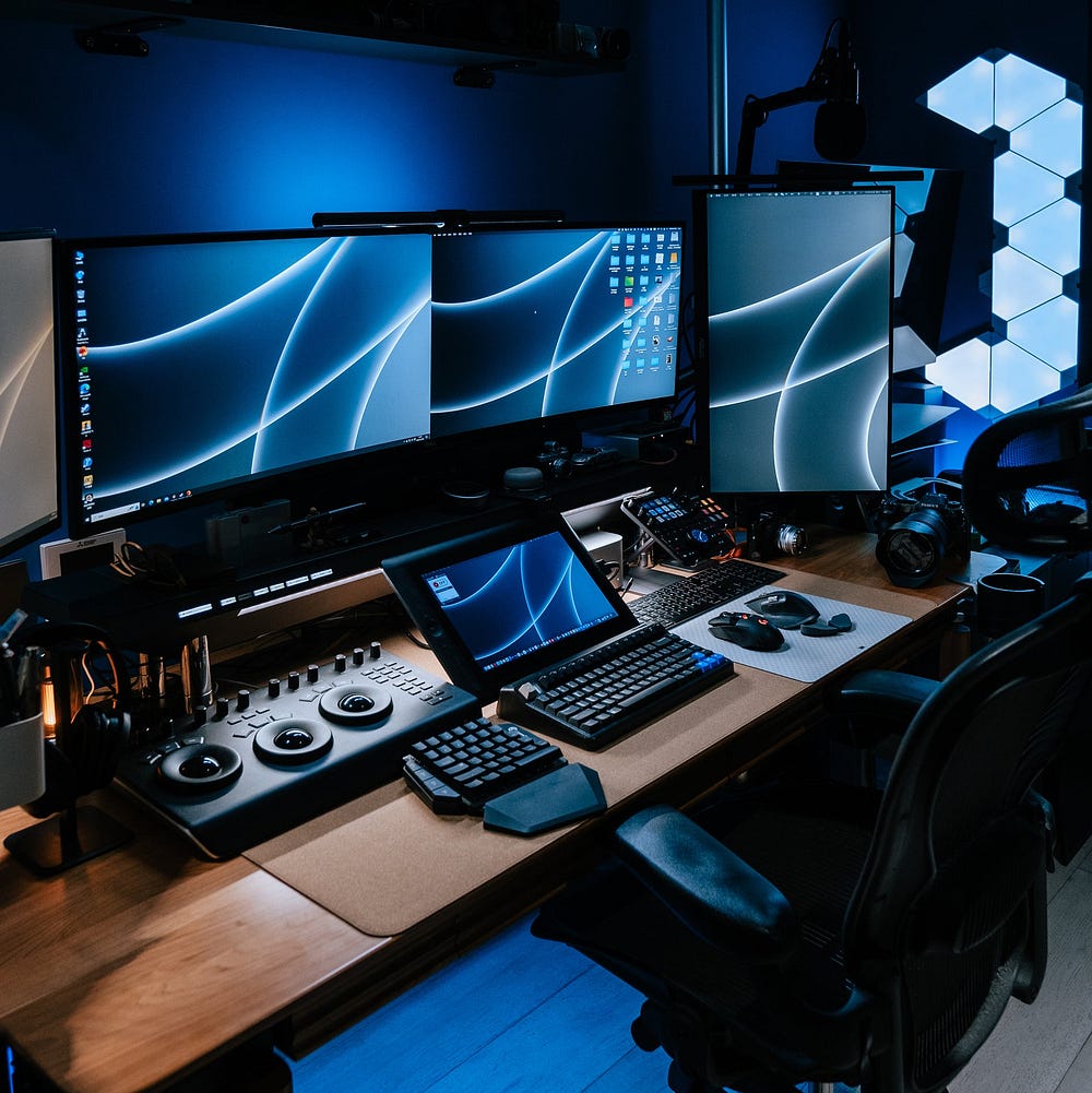 Episode 010 — Highend Desk Setup From a Professional Photographer