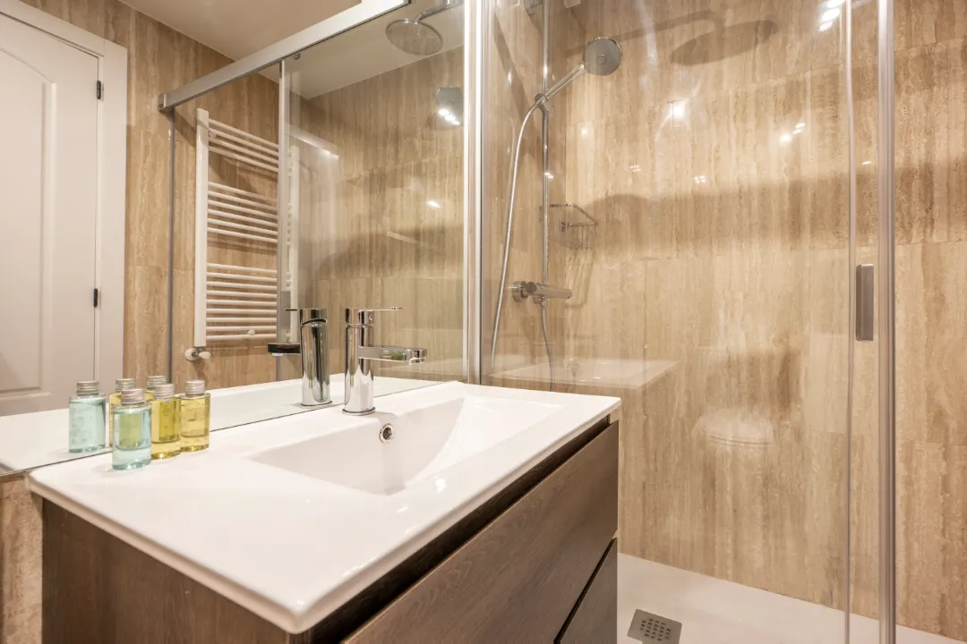 BEST SHOWER SCREENS IN THE ADELAIDE HILLS AT BEACH GLASS ALUMINIUM by