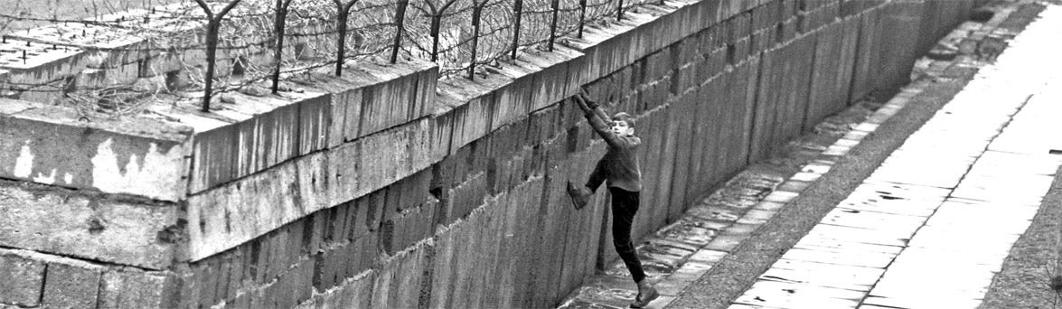 PUTTING BACK THE WALL Berlin 洋書 PUTTING BACK THE WALL Berlin 洋書 PUTTING BACK THE WALL