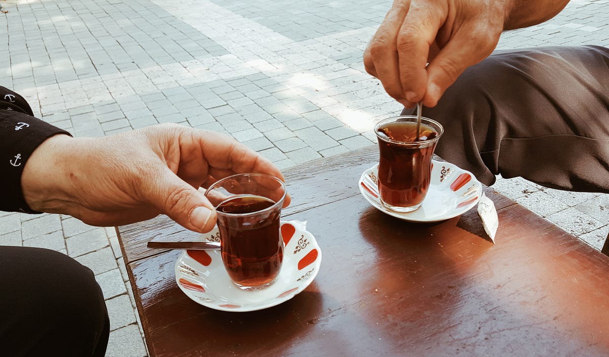 Çay Bardağının Semiyotiği. Mutfağa girmeye başlayalı çok olmadı… | by  Melike Sıla Acar-Kaya | Türkçe Yayın | Medium