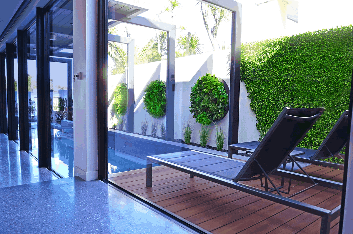 Artificial green walls, vertical gardens and fake hedges that impress