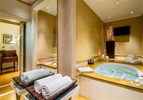 Top 5 Florence Hotels with Hot Tubs: Ultimate Relaxation and Luxury