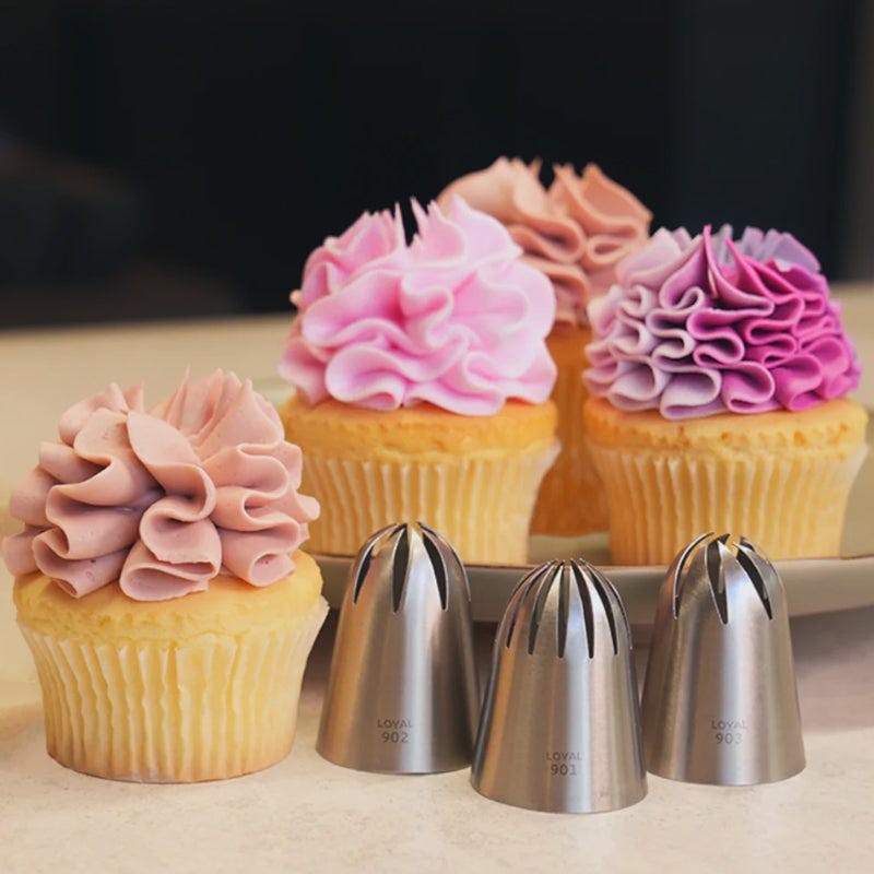 Differences Between Fondant and Buttercream in Cake Decorating by