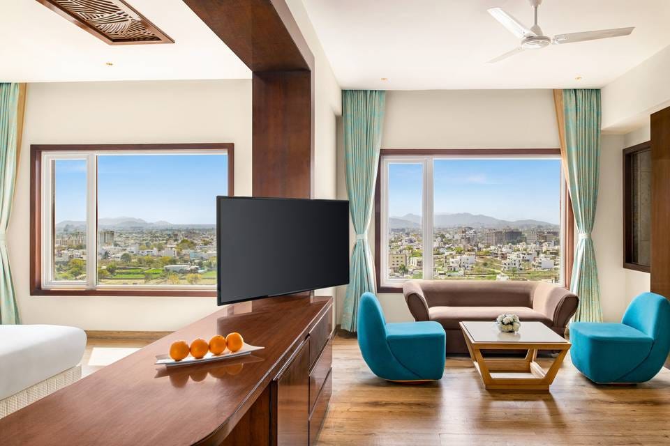 Indore Unveiled Best Hotels, Hidden Gems, and Veg Delights Await! by