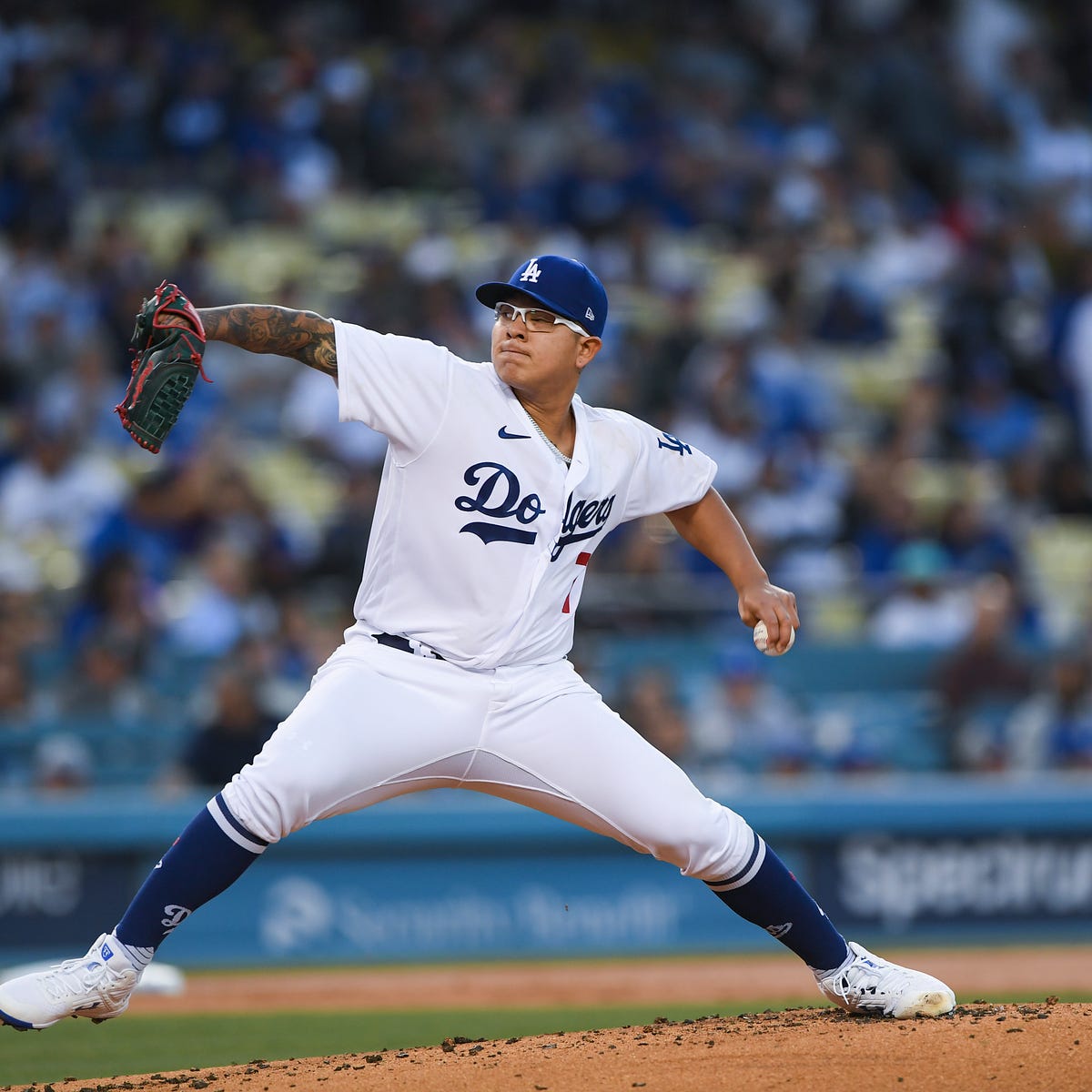 Julio Urías, Chris Taylor lead Dodgers in first of 19 against rival Giants, by Rowan Kavner