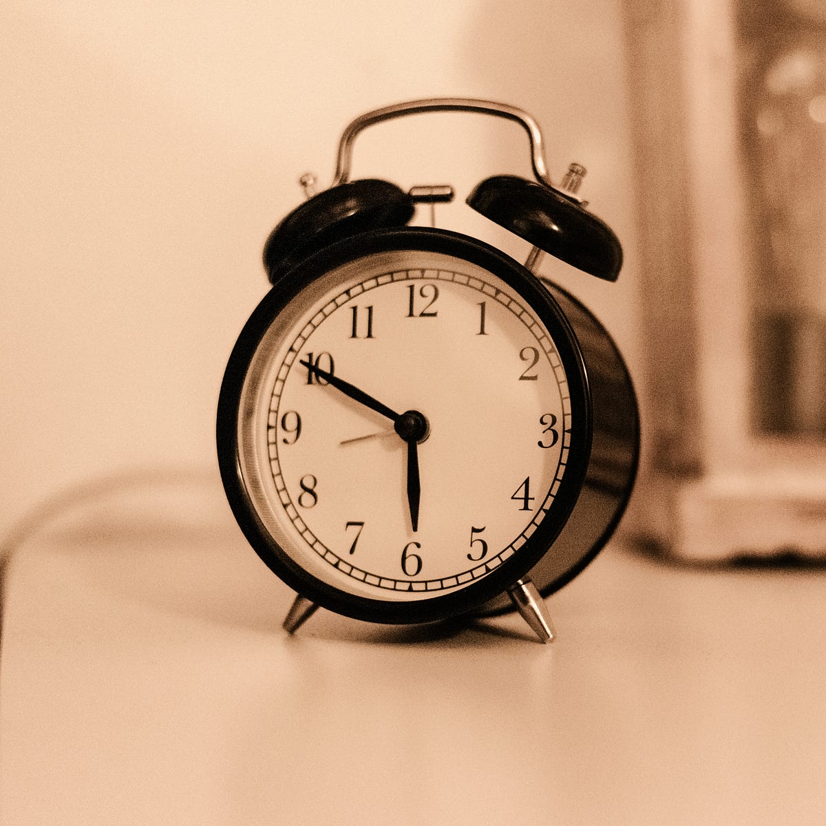 Электрические часы 6:30. Будильник 6 00. 13:30будильник. Часы 5 alarms. Электронные часы шесть утра.